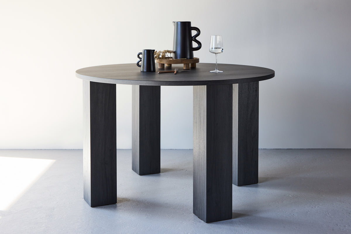 Dining table Baylin – a round dining table in black MDF