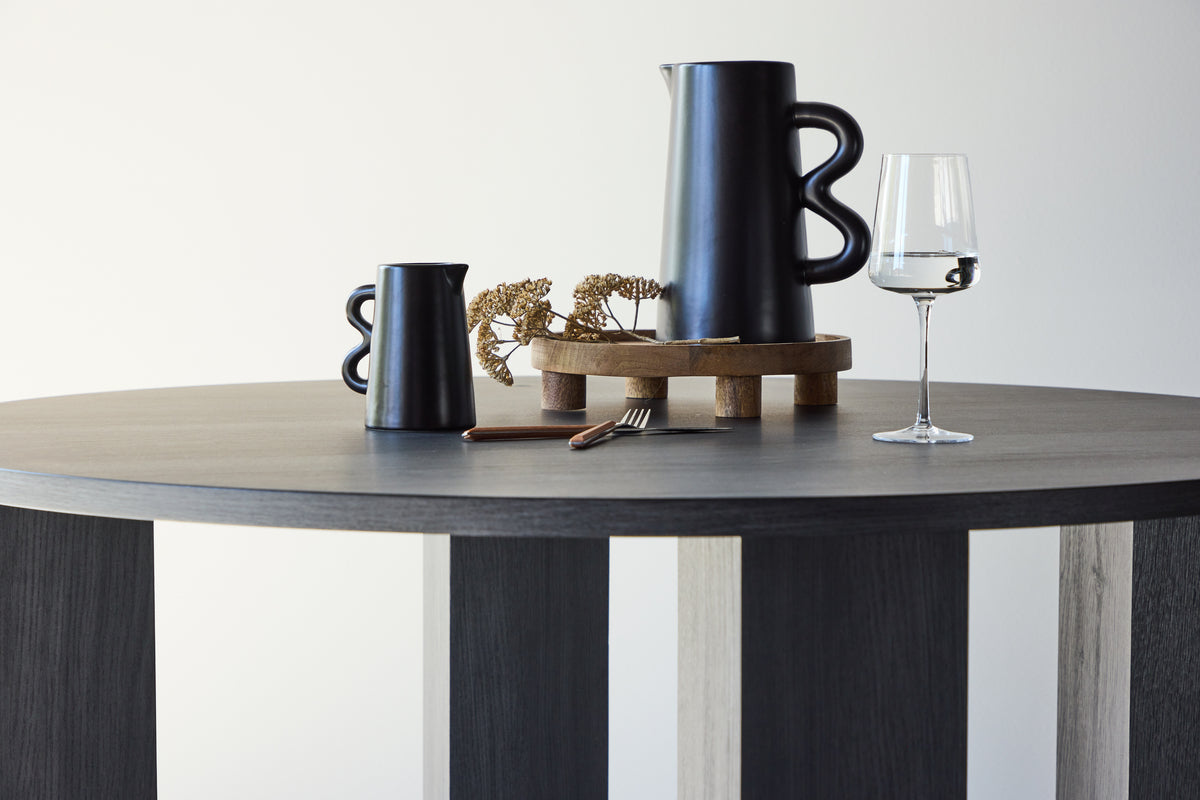 Dining table Baylin – a round dining table in black MDF