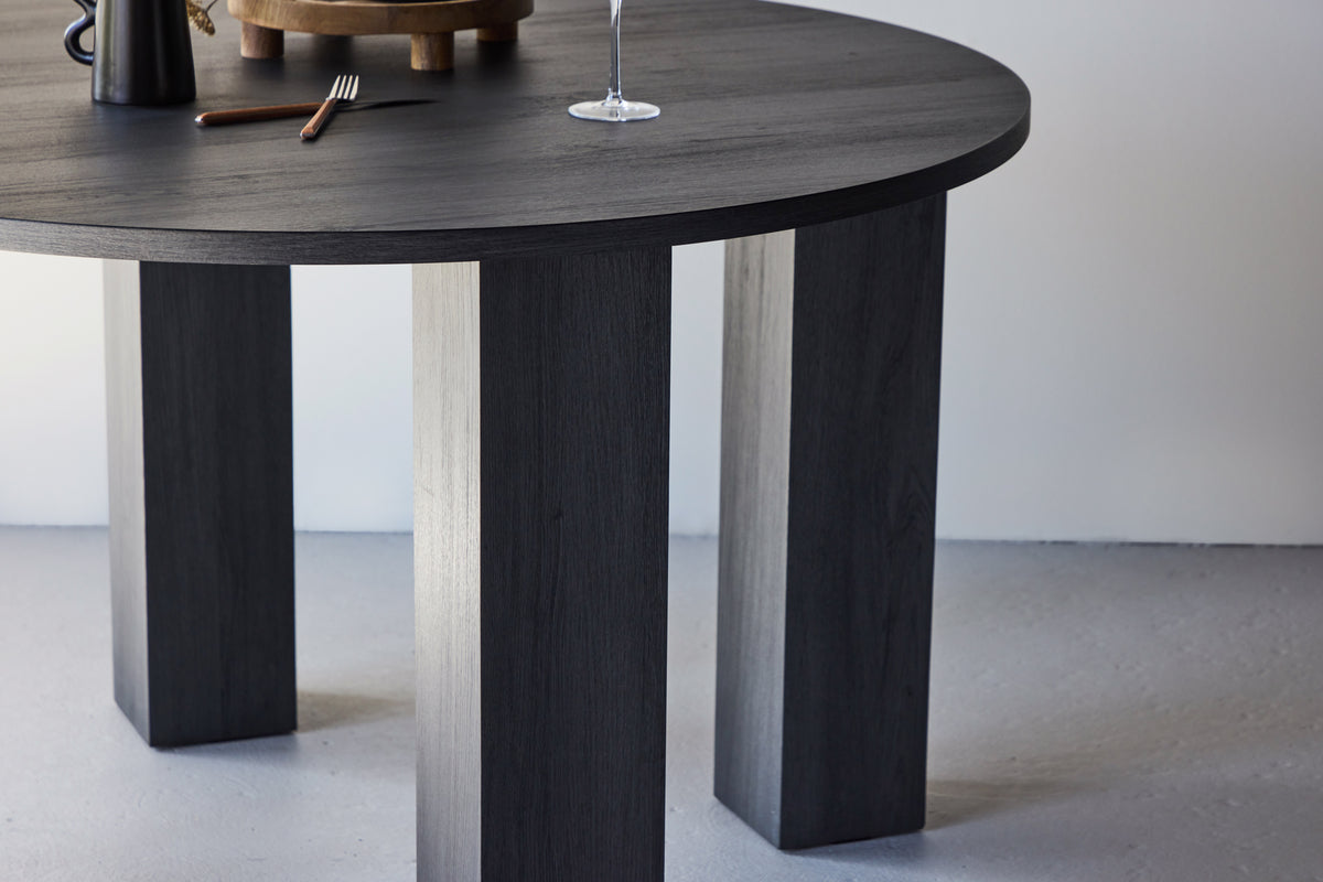 Dining table Baylin – a round dining table in black MDF
