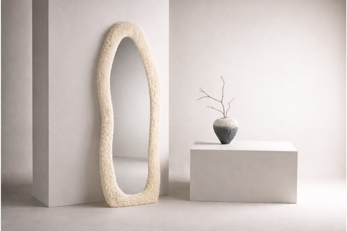 Miroir Hani - avec cadre en fausse fourrure beige et forme organique