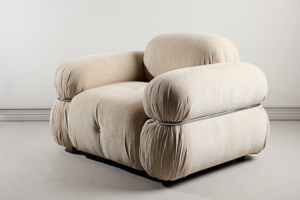 Fauteuil lounge design Mika – Beige, rembourrage velouté avec détails chromés