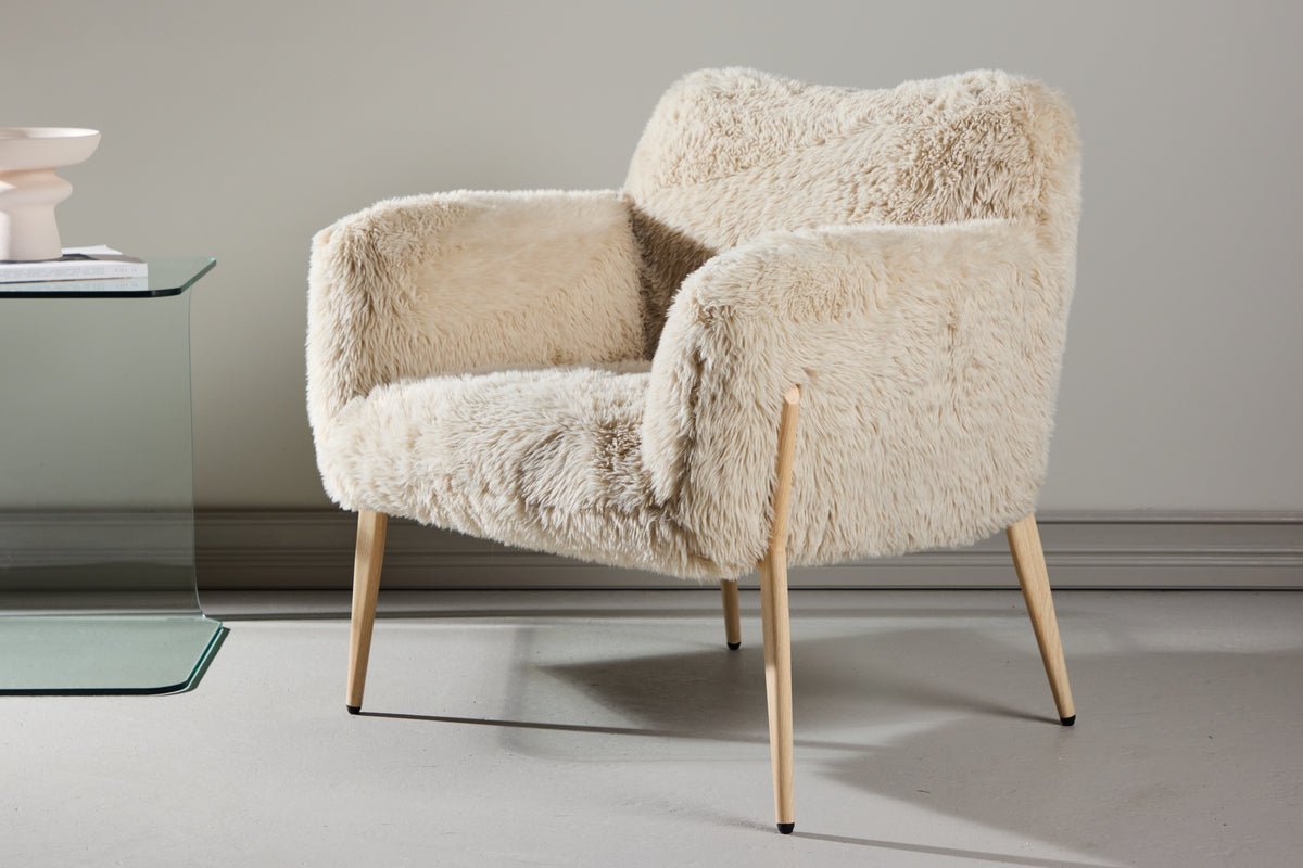 Armchair Zara - with wood-look legs and faux fur cover