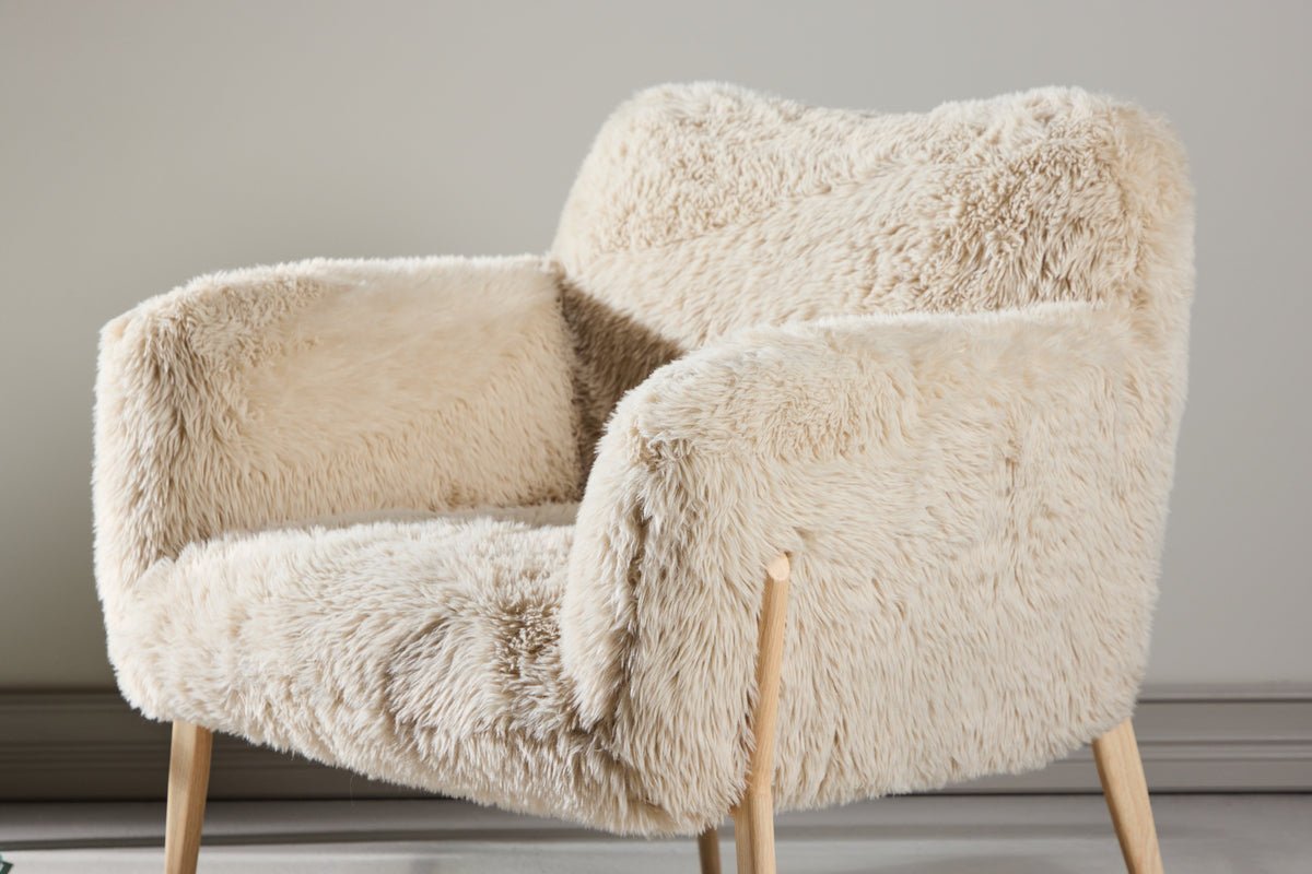 Fauteuil Zara - avec pieds aspect bois et revêtement en fausse fourrure