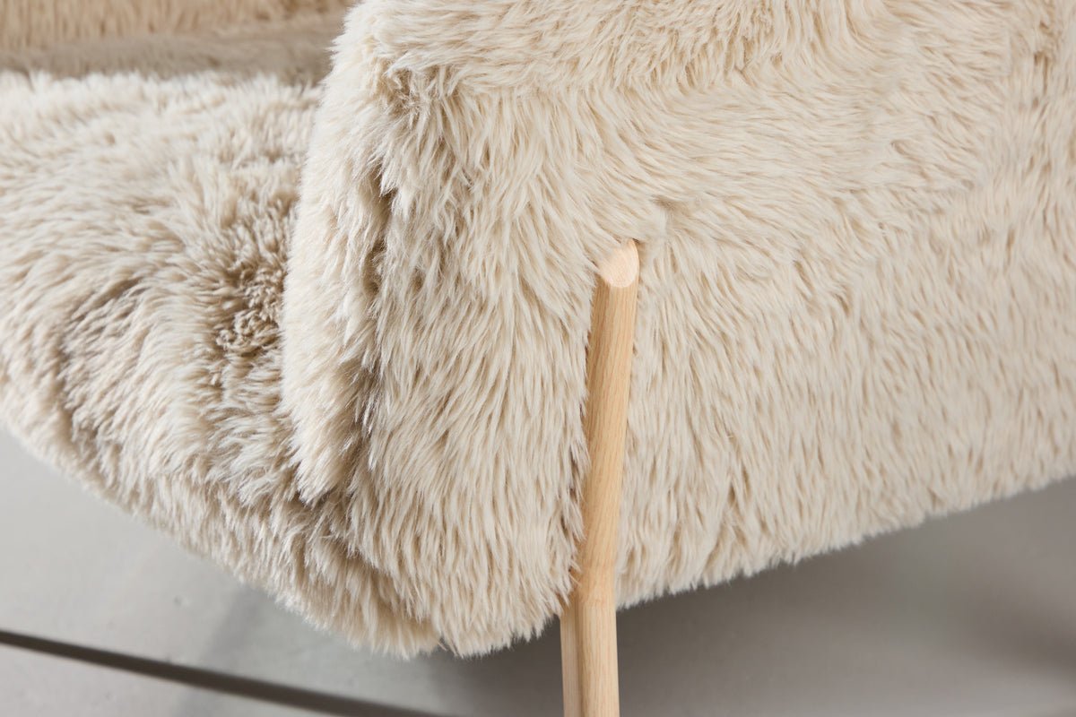 Fauteuil Zara - avec pieds aspect bois et revêtement en fausse fourrure