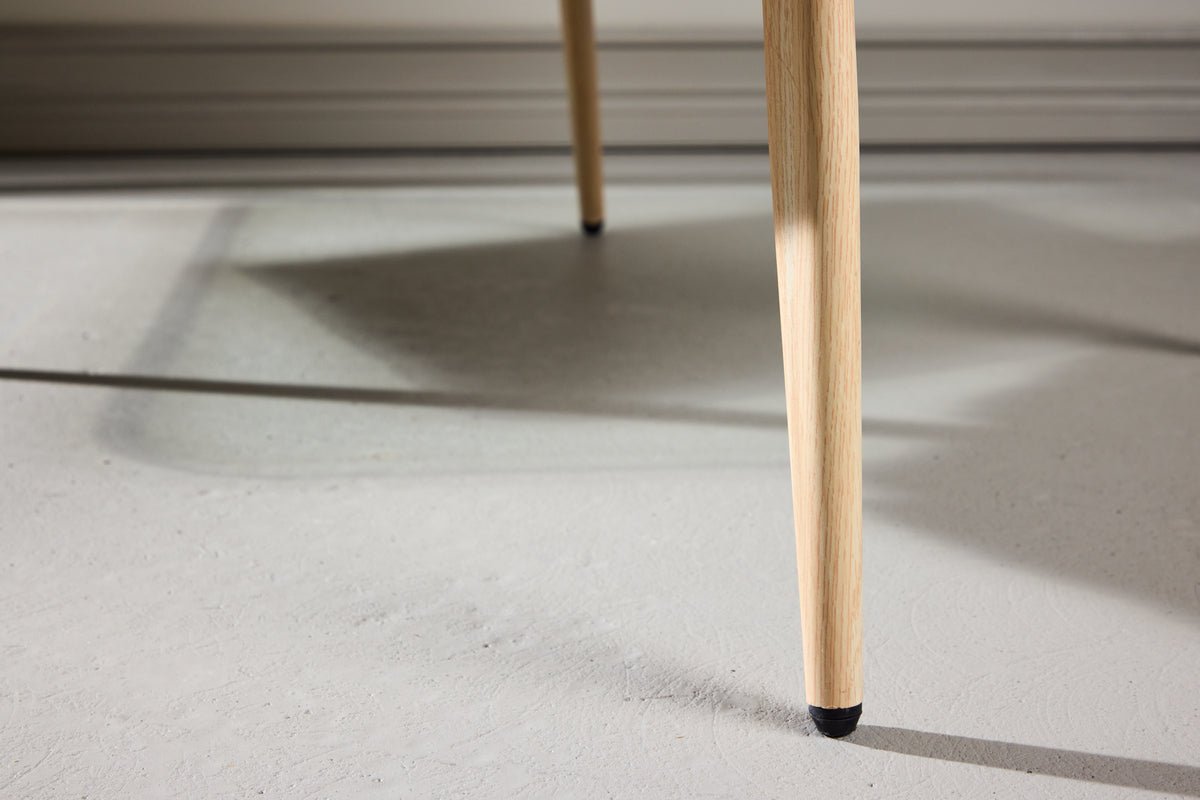 Fauteuil Zara - avec pieds aspect bois et revêtement en fausse fourrure