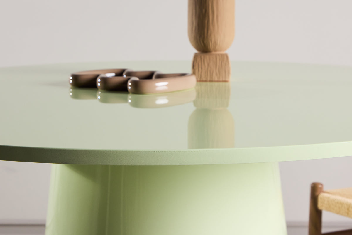 Dining table Yarra - a round dining table in Scandinavian style
