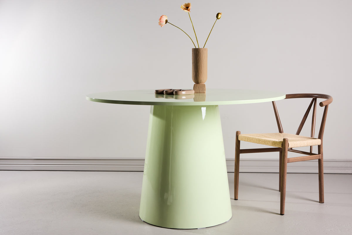 Dining table Yarra - a round dining table in Scandinavian style