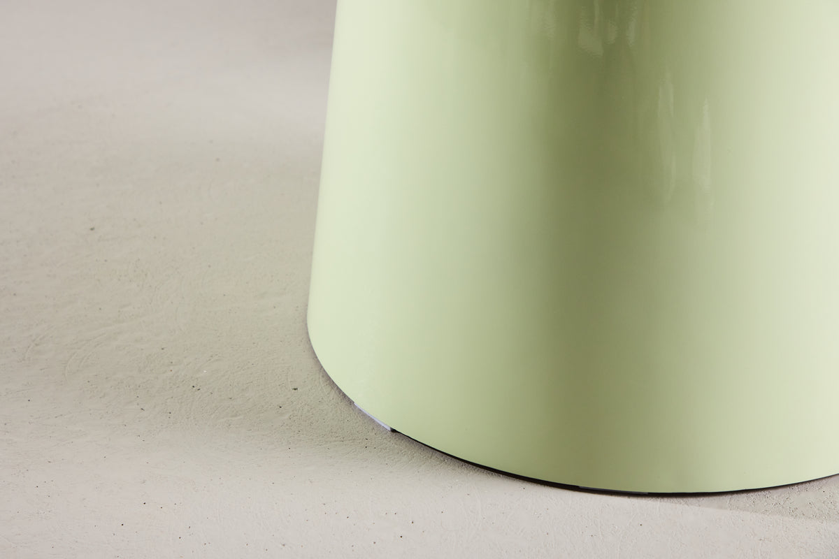 Dining table Yarra - a round dining table in Scandinavian style