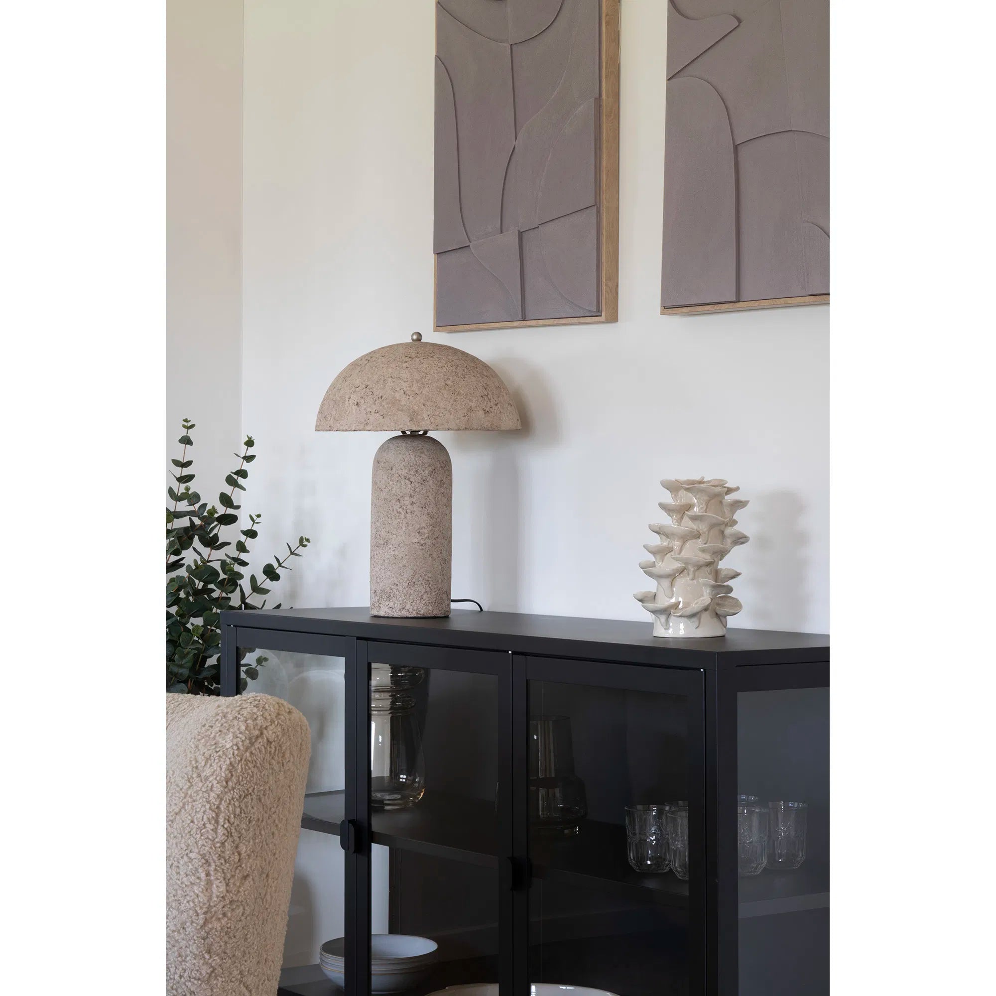 Dëschlampe „Astley“ – Skulpturalt Design an Steen-Optik