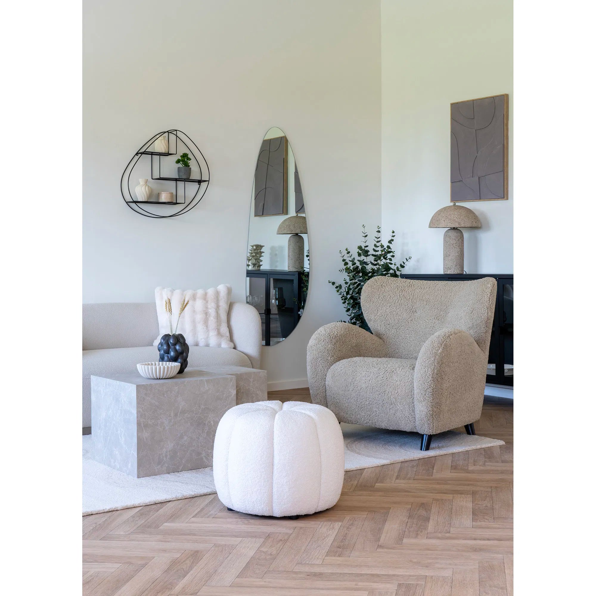 Dëschlampe „Astley“ – Skulpturalt Design an Steen-Optik