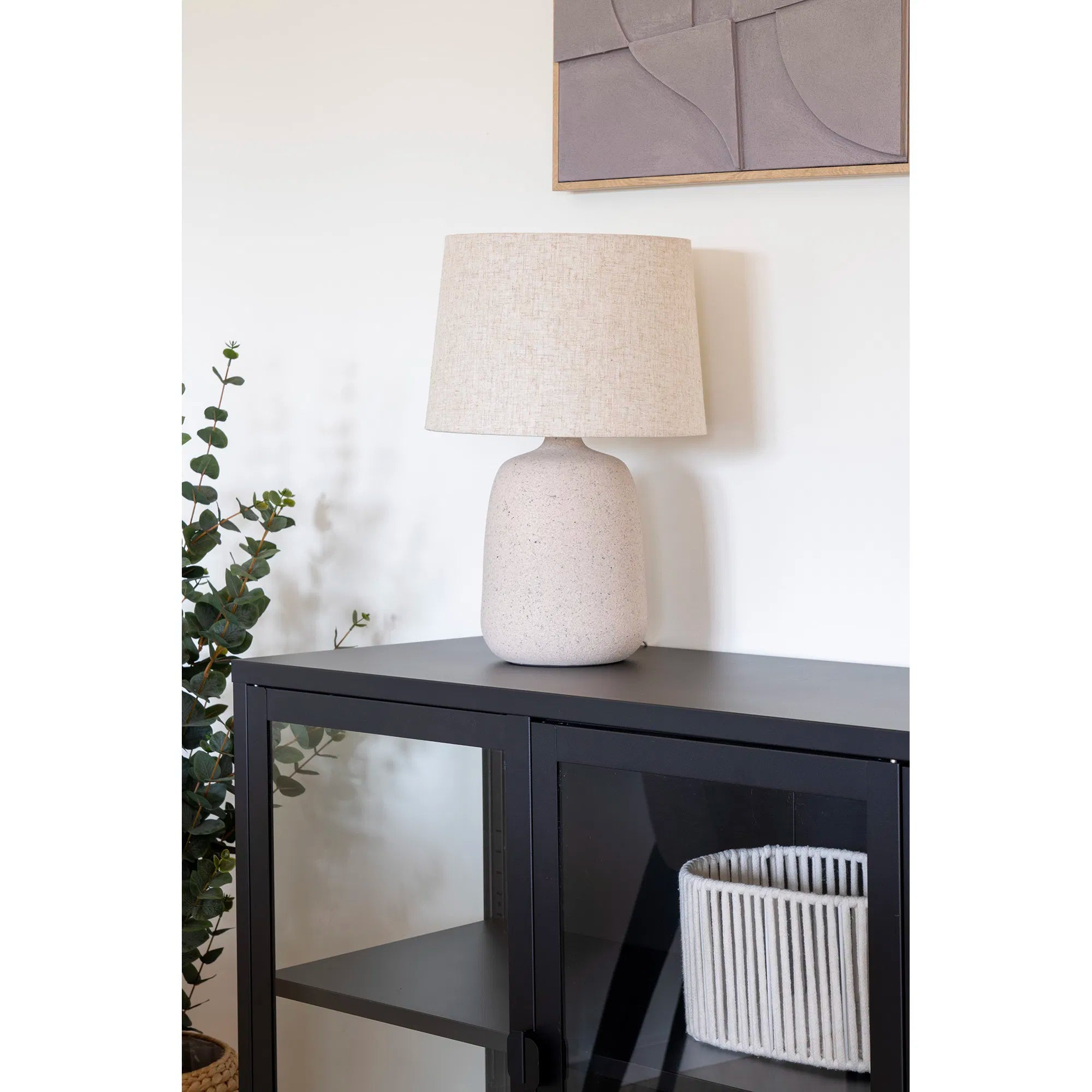 Dëschlampe „Carmelo“ – Sandstruktur am modernen Look