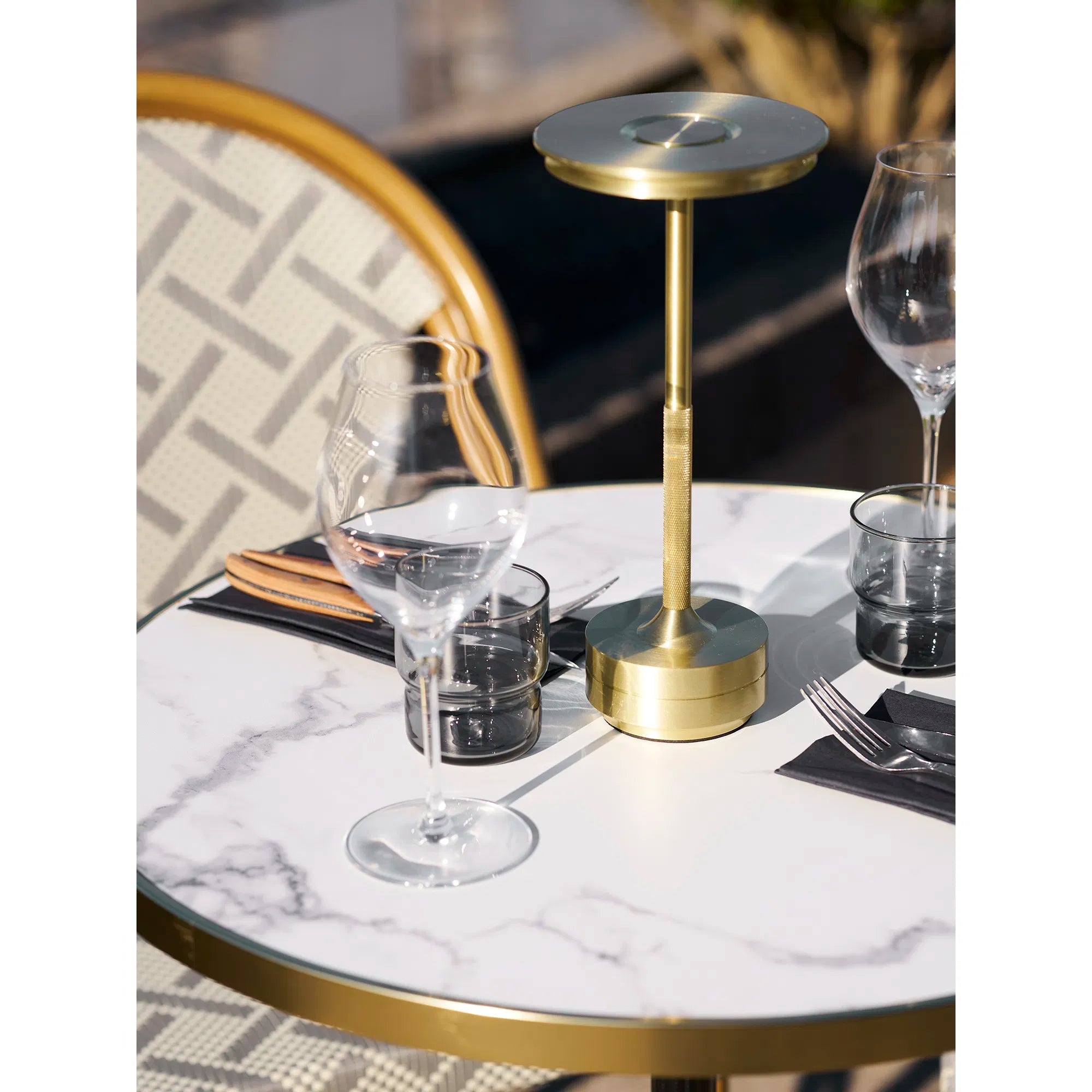Dëschlampe „Ardena“ – Eleganz a Gold, Sëlwer & Schwaarz