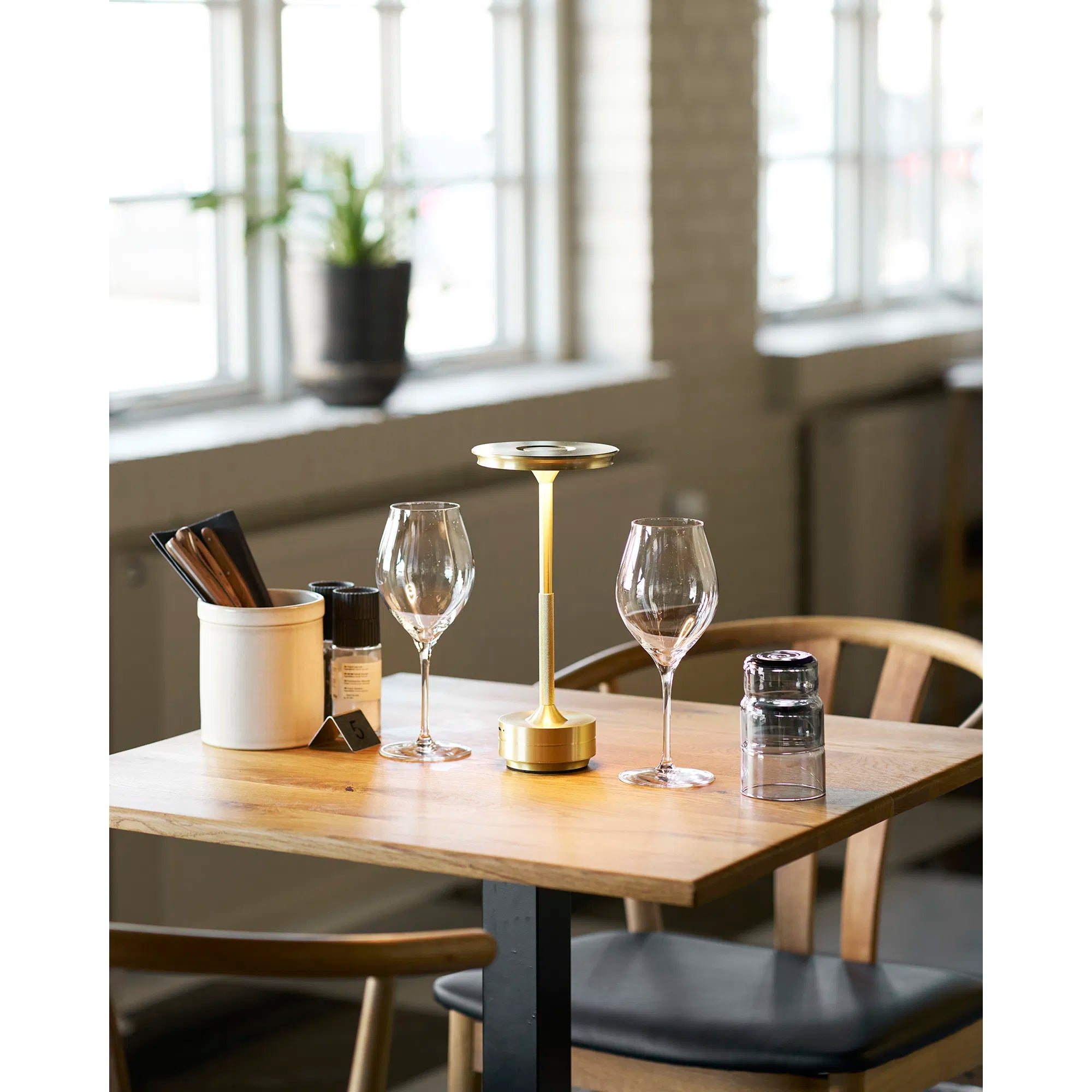Dëschlampe „Ardena“ – Eleganz a Gold, Sëlwer & Schwaarz