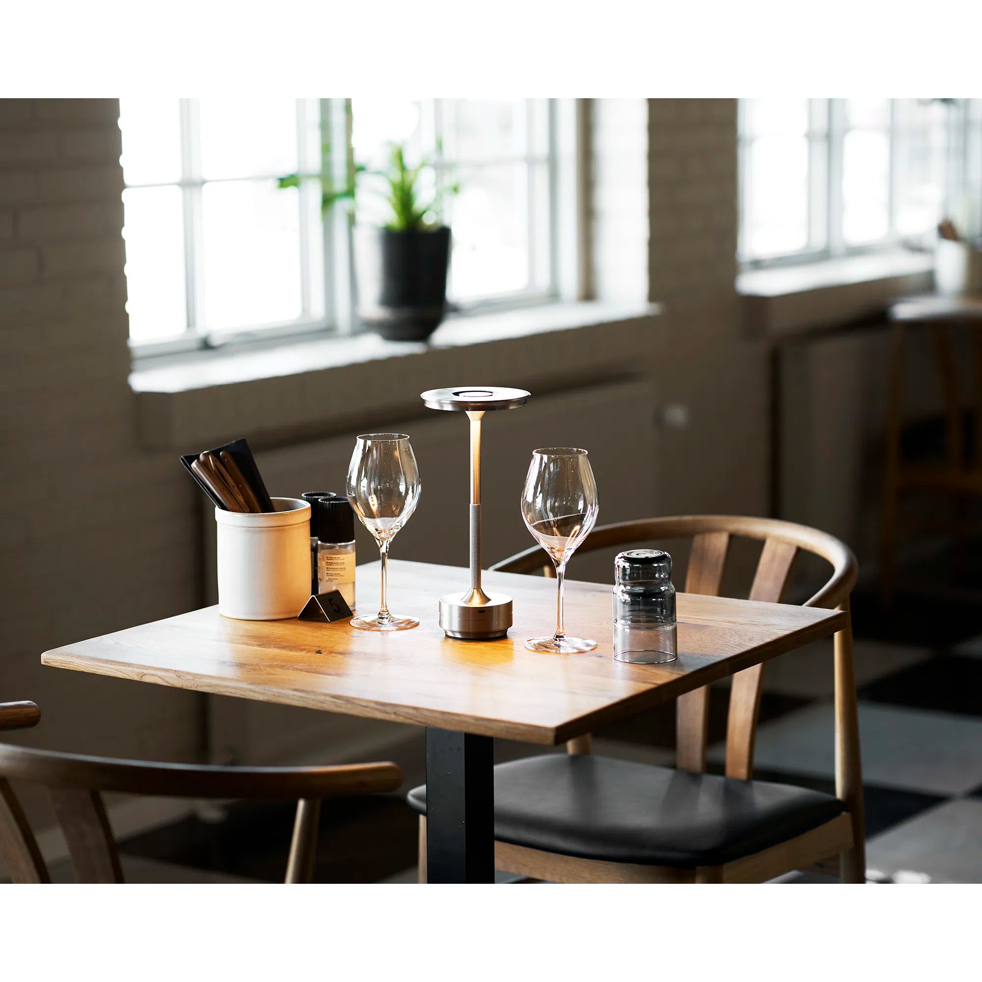 Dëschlampe „Ardena“ – Eleganz a Gold, Sëlwer & Schwaarz