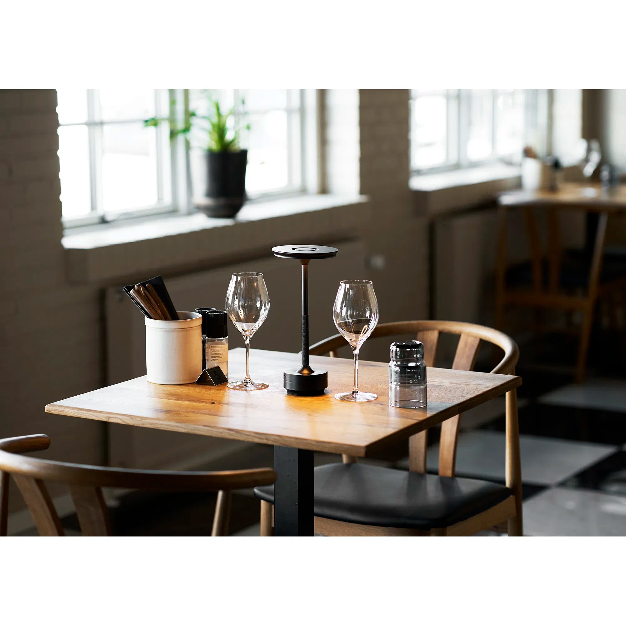 Dëschlampe „Ardena“ – Eleganz a Gold, Sëlwer & Schwaarz