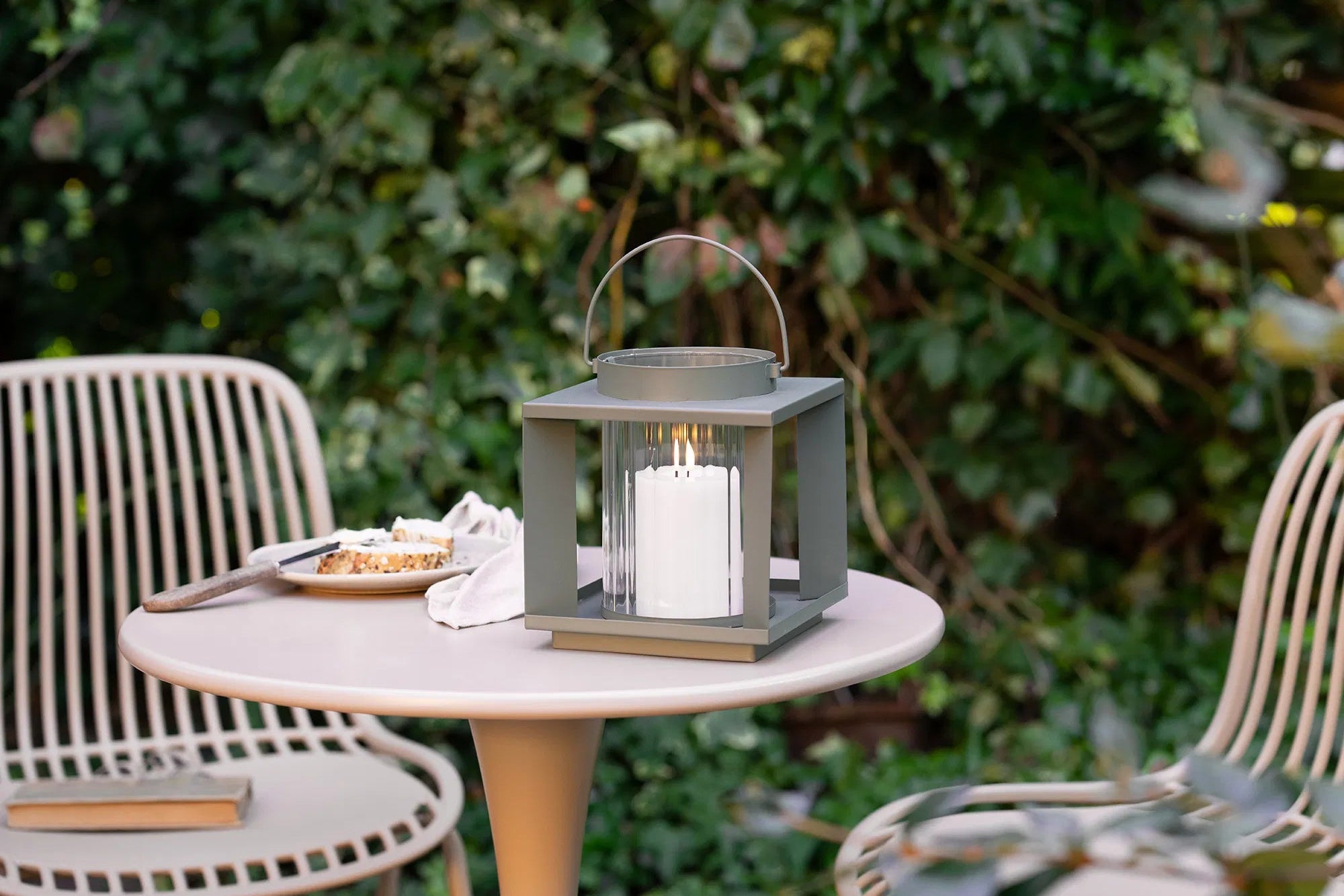 Kerzelaterne Eirnova – aus Metall a Glas hiergestallt