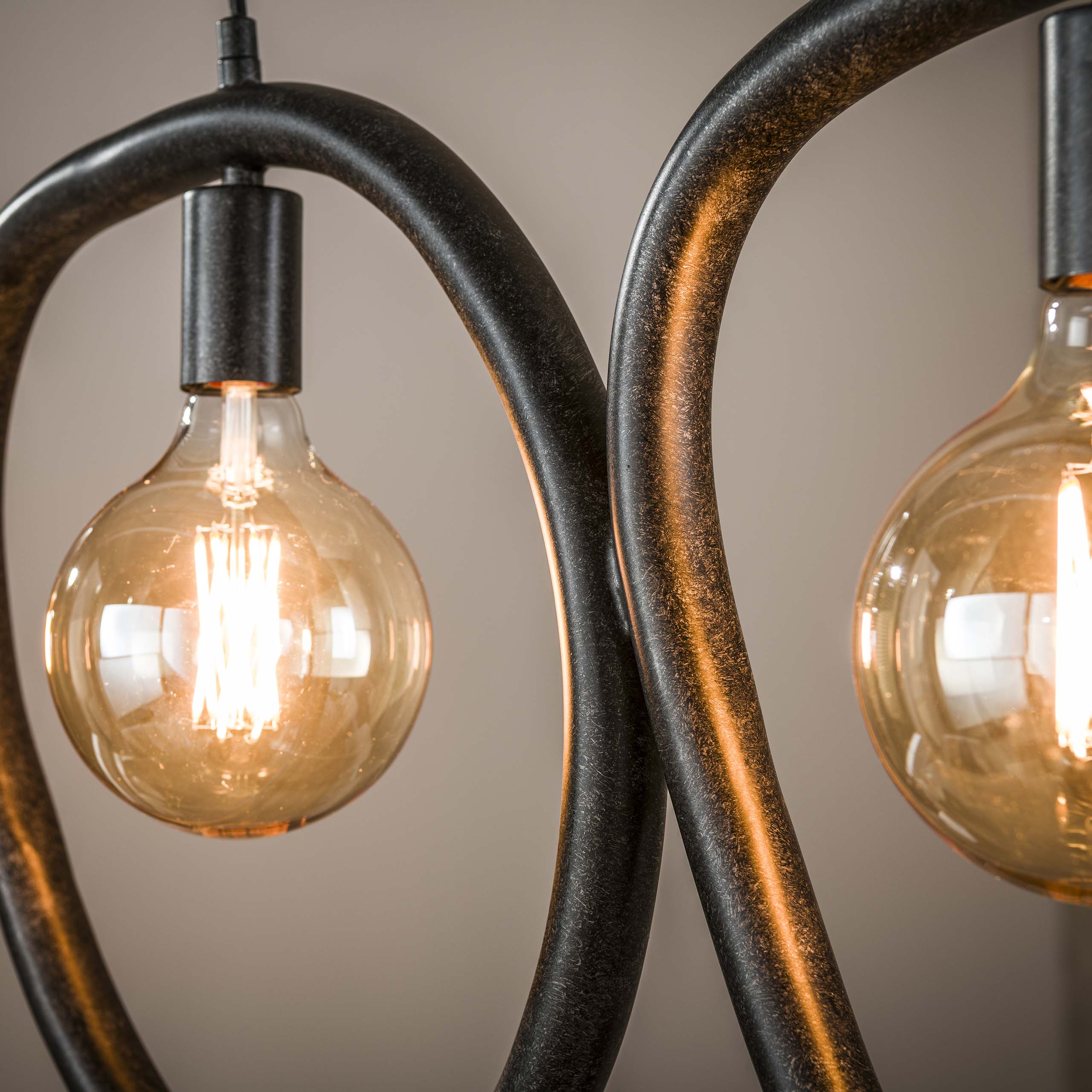 Suspension « Vionara » – 4 luminaires en métal noir arctique en forme d'anneau organique