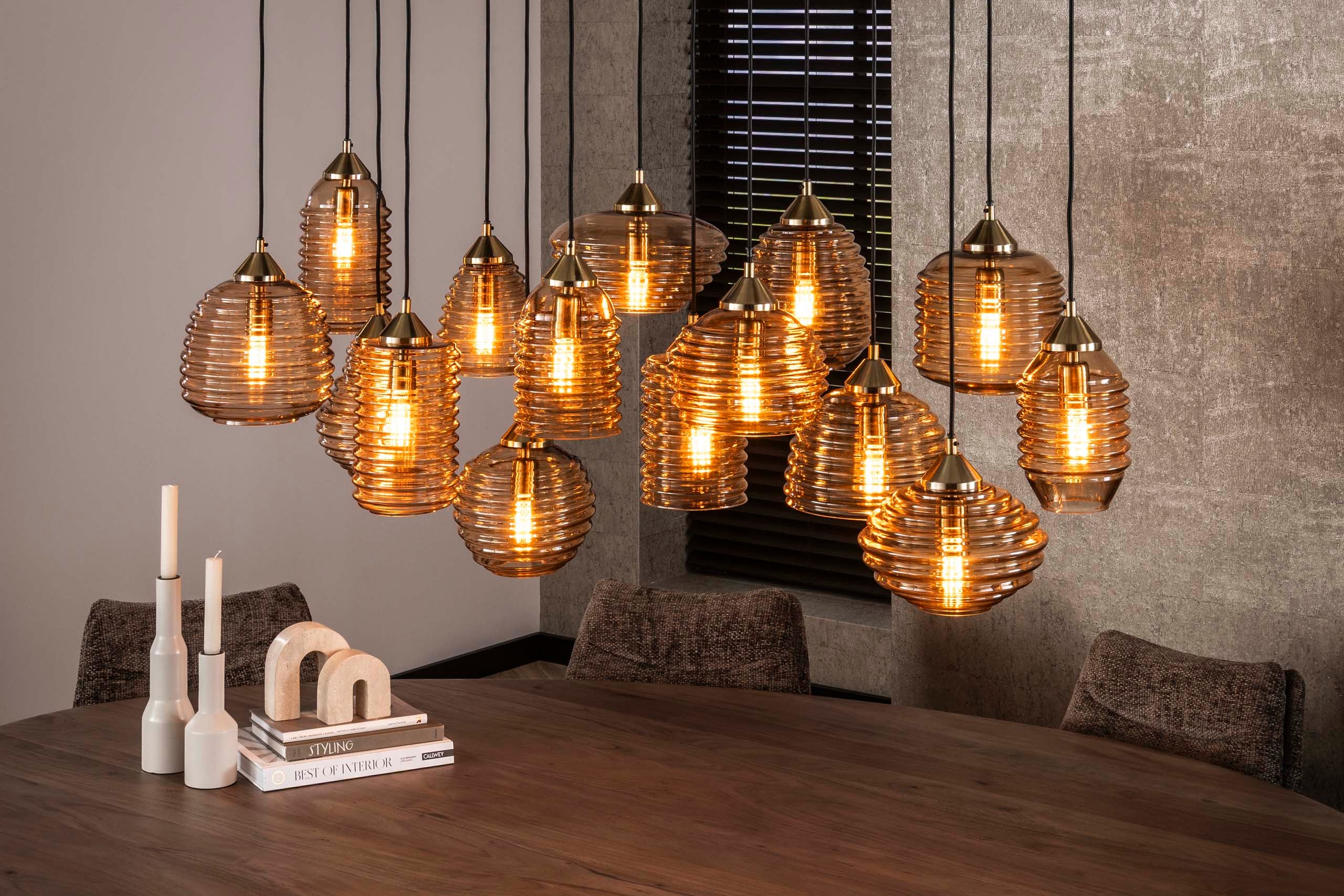 Pendelleuchte "Solaro" – mat 15 Luuchten am Rib-Glass Design an Bernsteefaarwen