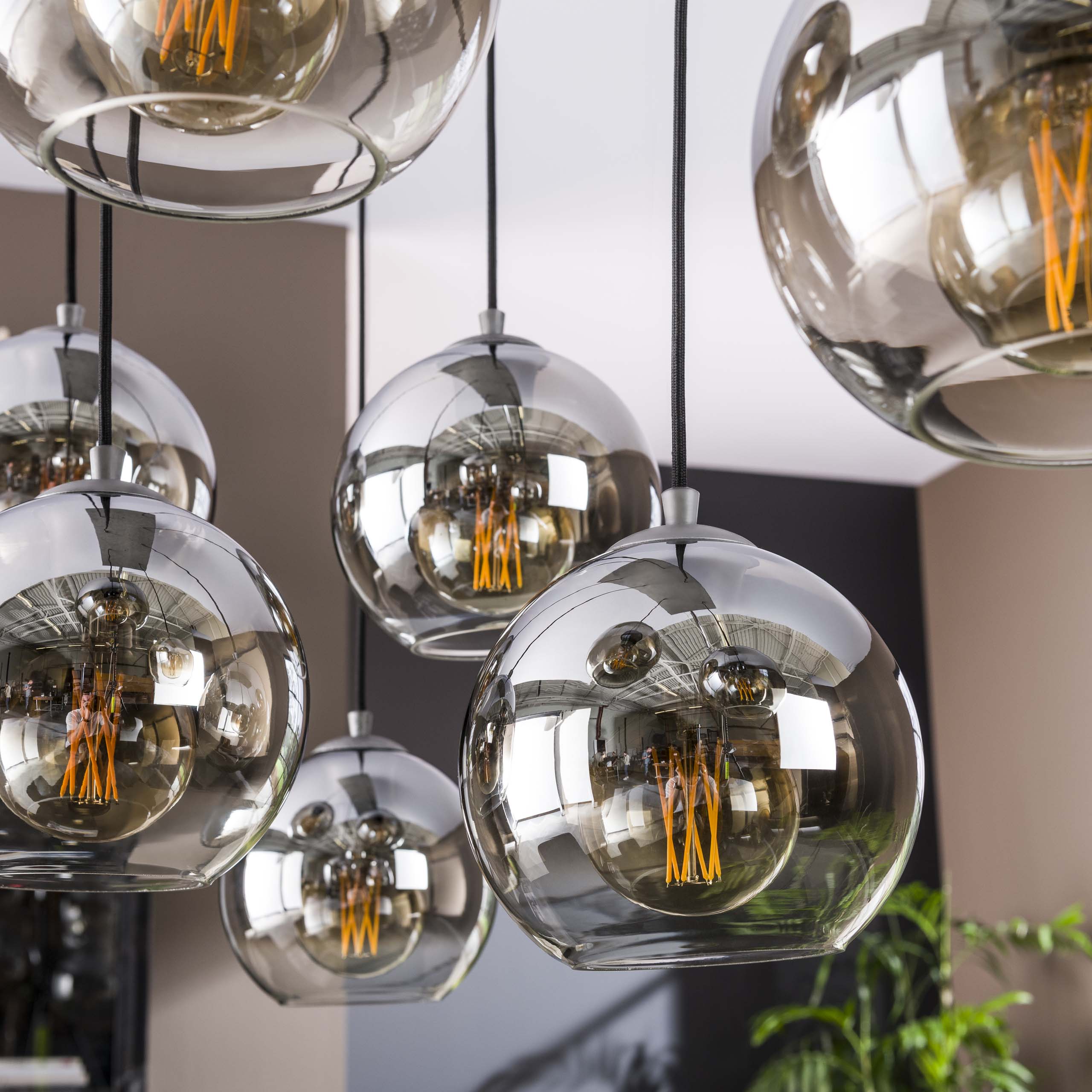 Pendelleuchte „Clarus“ – Rëcherglas mat Faarfverlaf an Metallarmatur