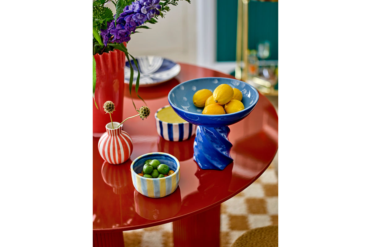 Esstisch Rufia – Skulpturales Design in Rot