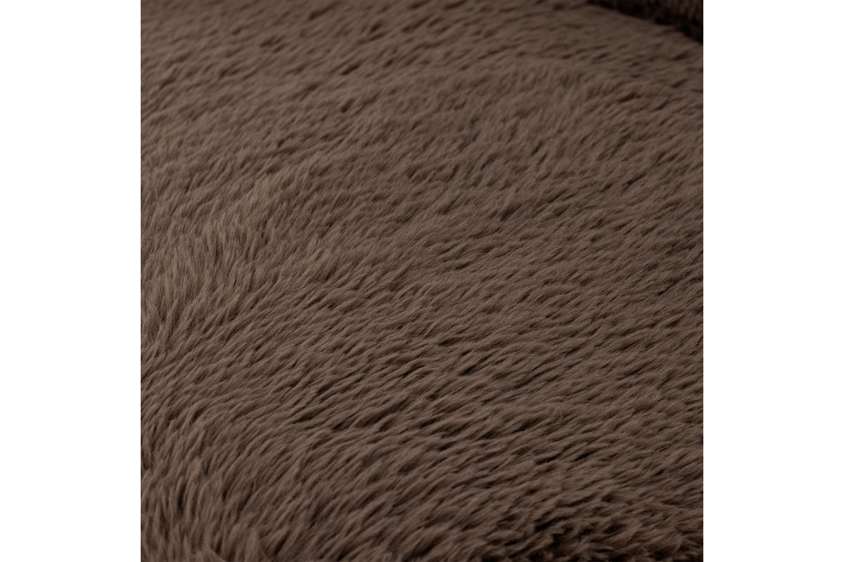Loungesessel Ang – Kënschtlech Pelz & FSC®-Holz am waarme Brongston