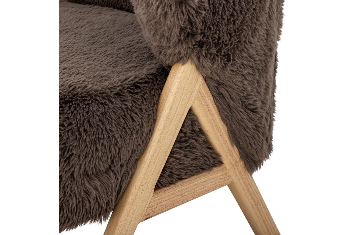 Loungesessel Ang – Kënschtlech Pelz & FSC®-Holz am waarme Brongston