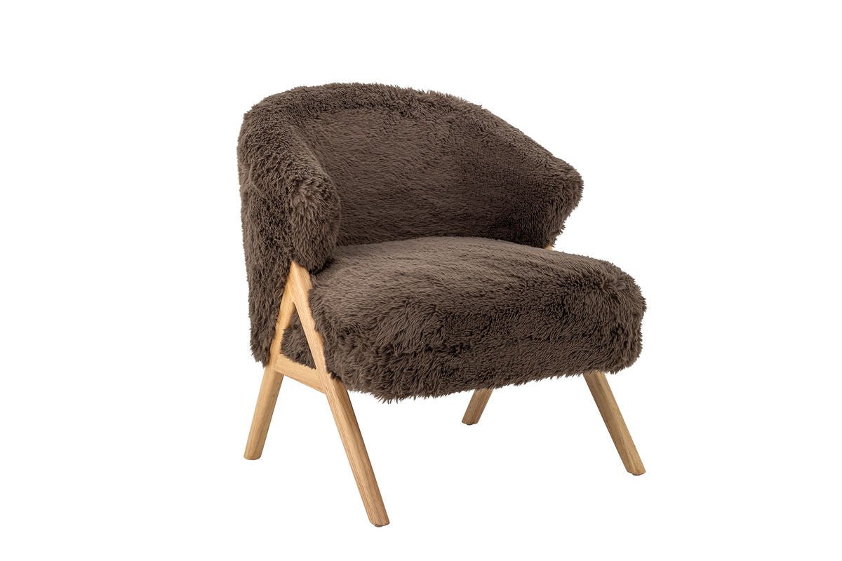 Loungesessel Ang – Kënschtlech Pelz & FSC®-Holz am waarme Brongston