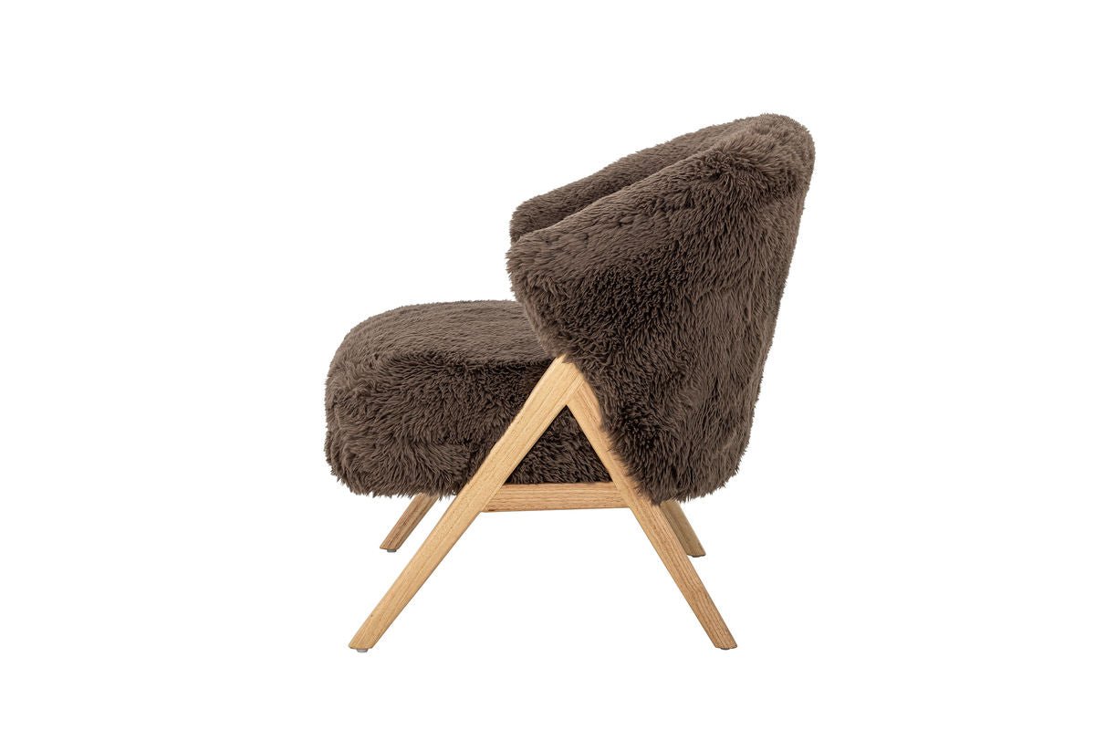 Loungesessel Ang – Kënschtlech Pelz & FSC®-Holz am waarme Brongston