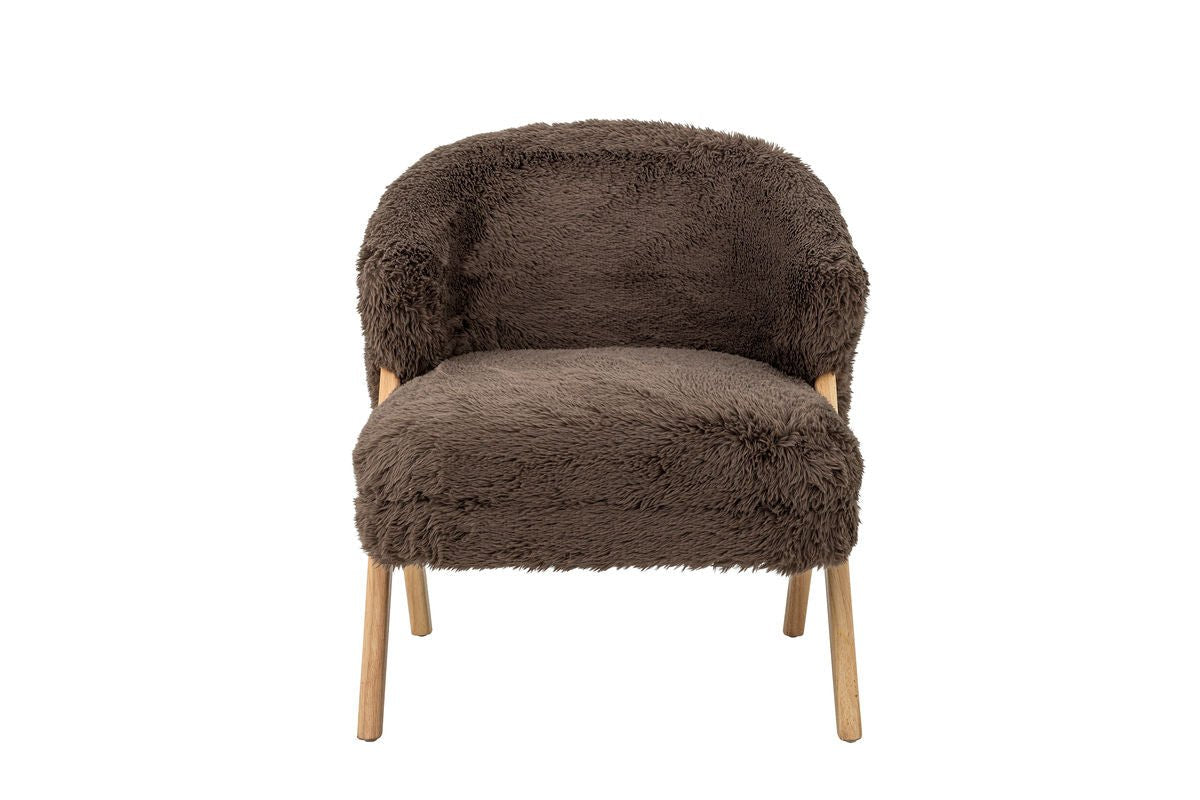 Loungesessel Ang – Kënschtlech Pelz & FSC®-Holz am waarme Brongston