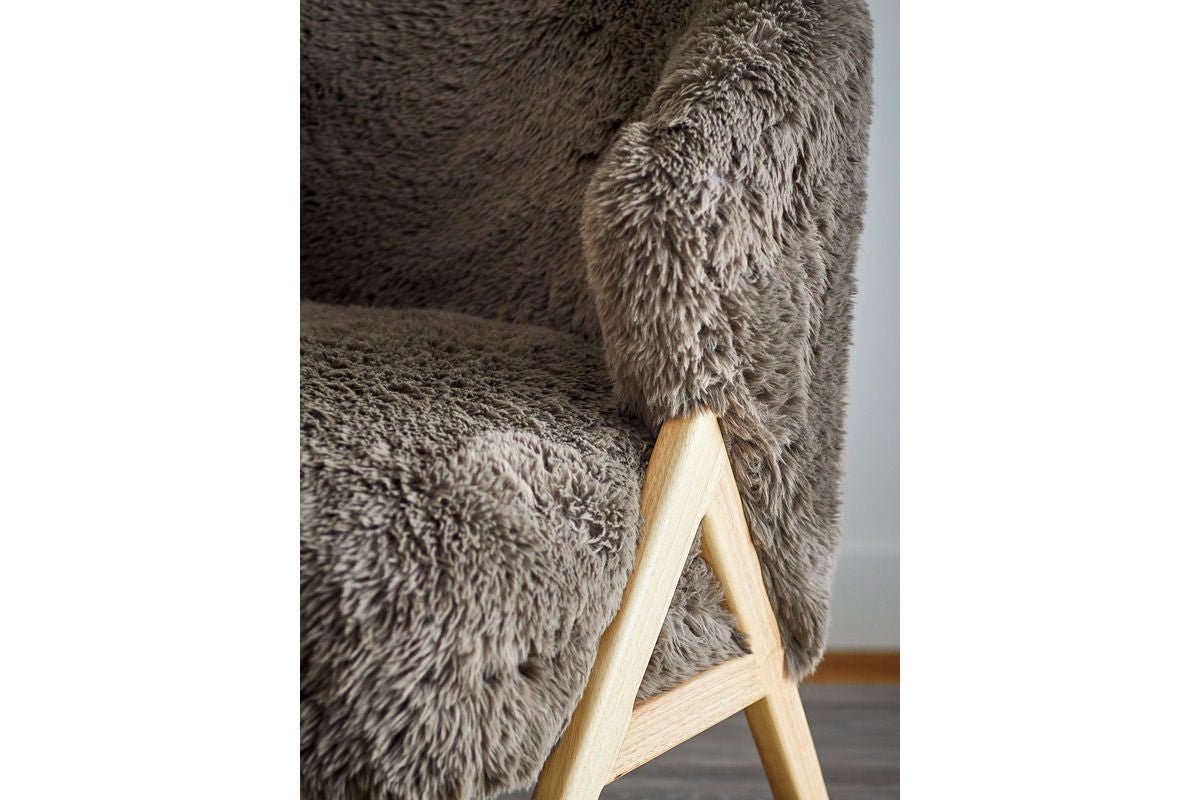 Loungesessel Ang – Kënschtlech Pelz & FSC®-Holz am waarme Brongston