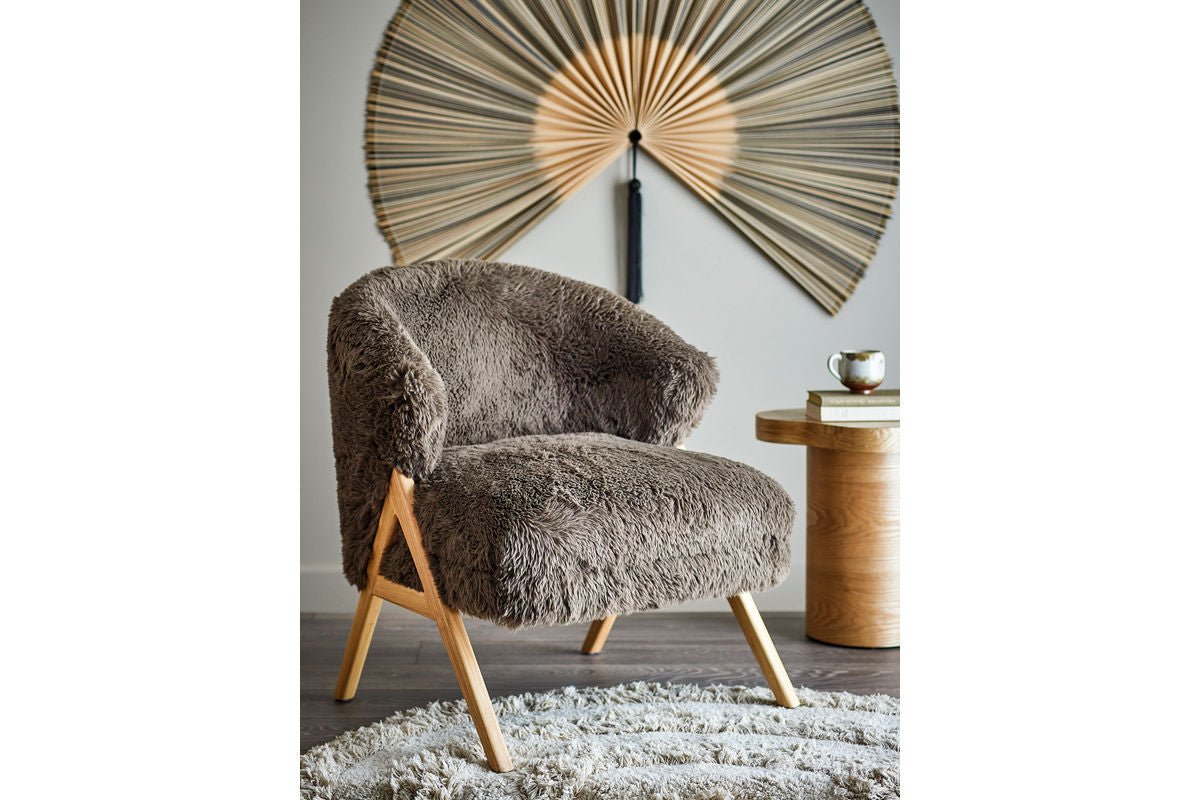 Loungesessel Ang – Kënschtlech Pelz & FSC®-Holz am waarme Brongston