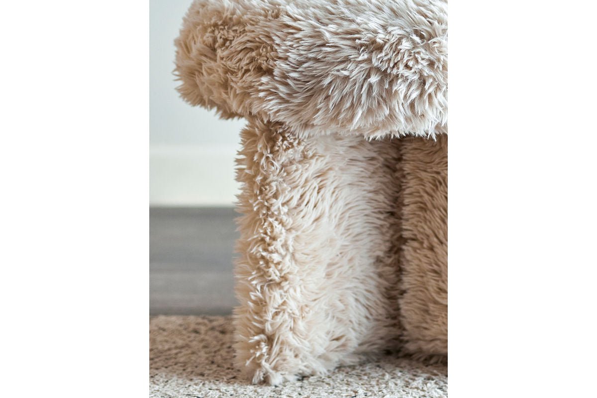 Beistellhocker Puffipuff – weicher Bezug in warmen Beigeton