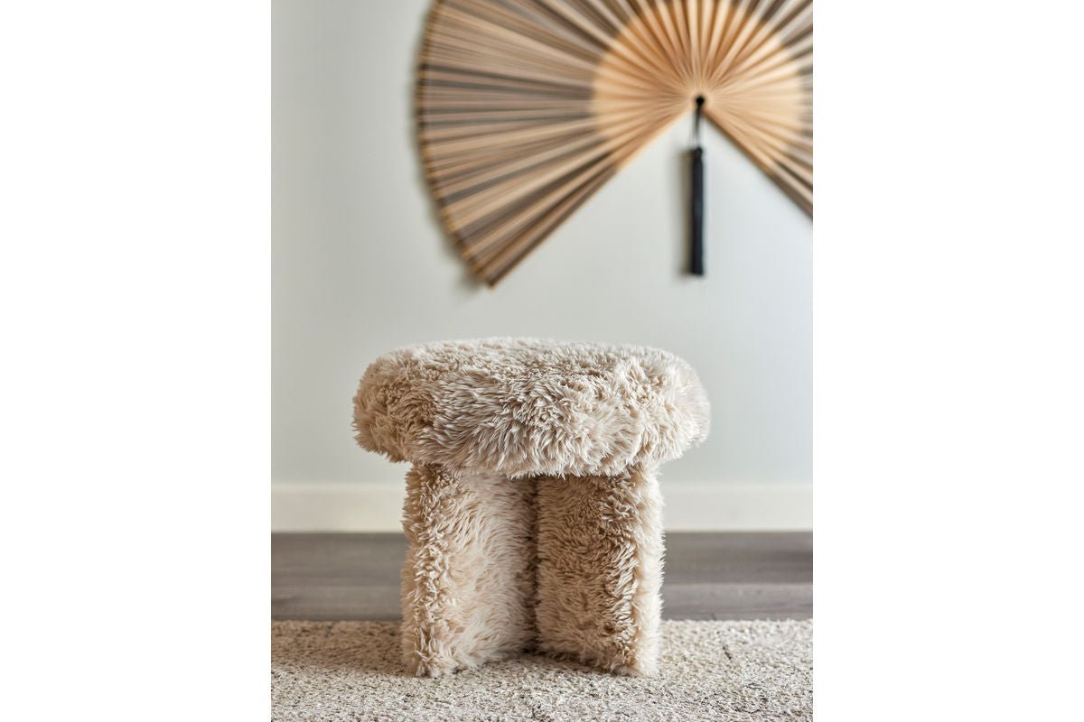Beistellhocker Puffipuff – weicher Bezug in warmen Beigeton