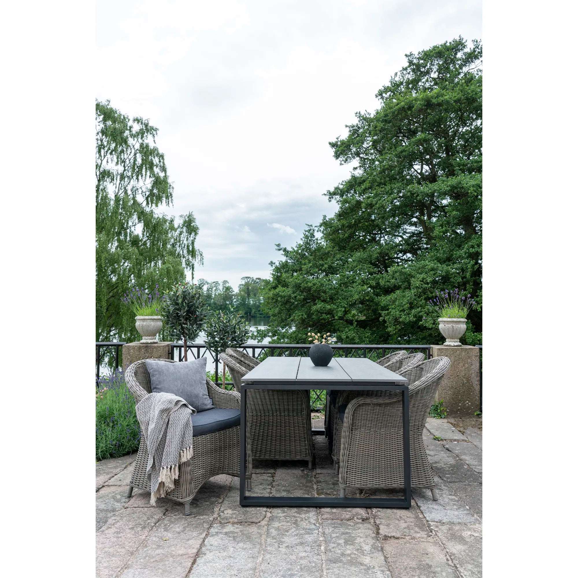 Gaard Iessdësch Emilio - 210×100 cm aus Nonwood & Aluminium (Grau/Schwaarz)