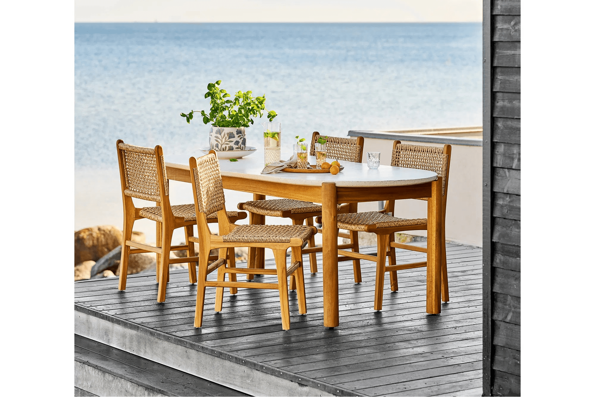 Table à manger de jardin Kaldvila - en acacia et terrazzo