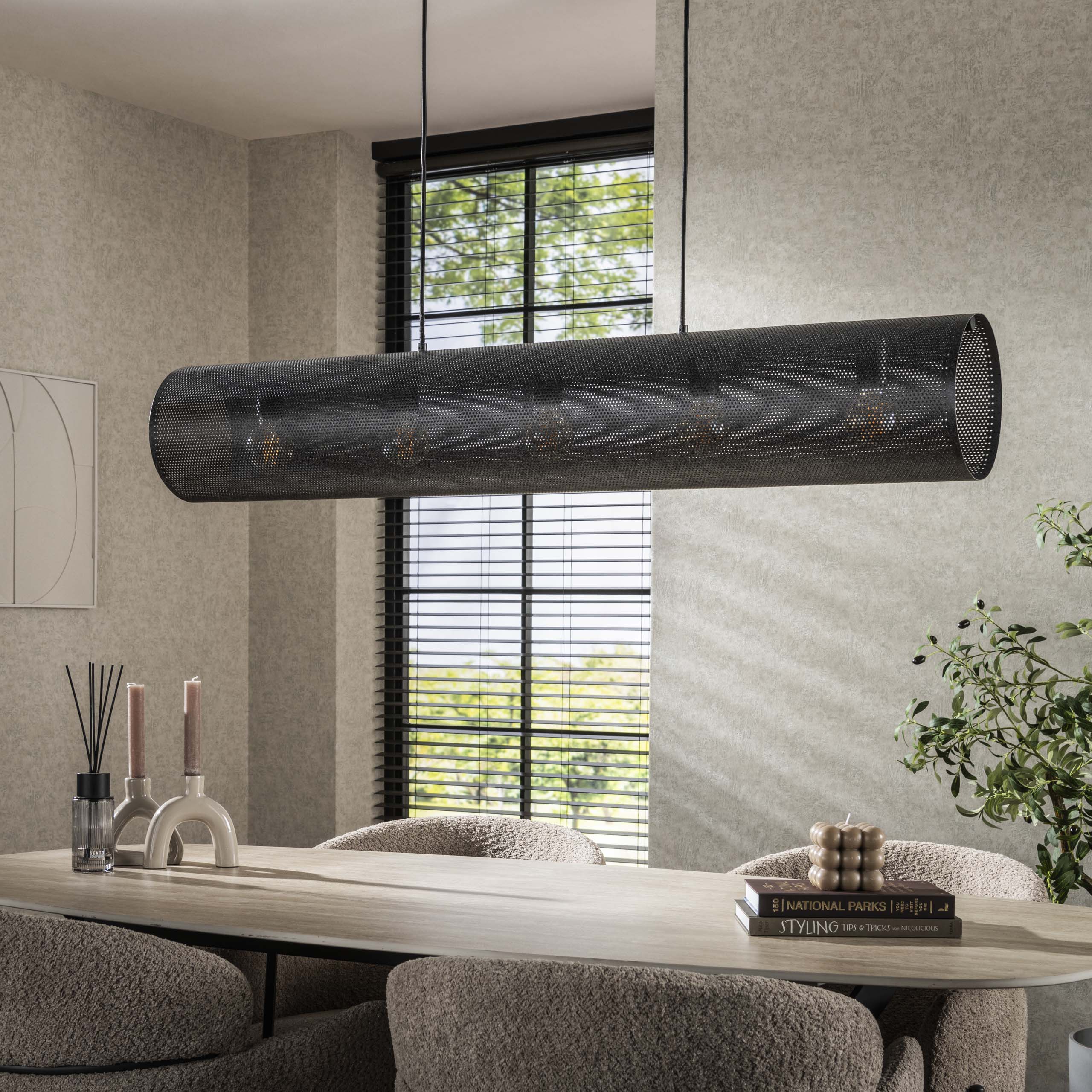Suspension « Nerissa » – Avec 5 lampes en design horizontal en tube-mesh noir