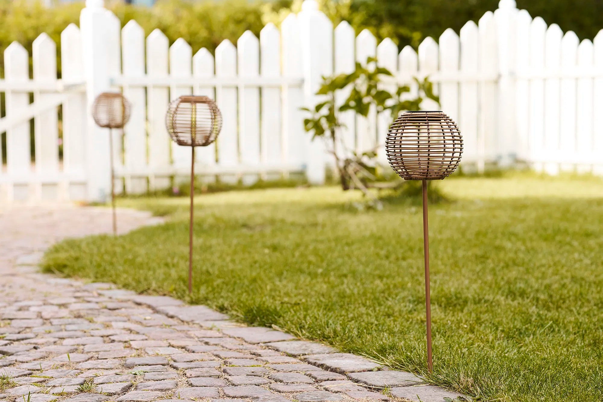 Gartensolarlamp „Elmara“ – wéiderbeständeg fir Balkong & Fräiluftberäich