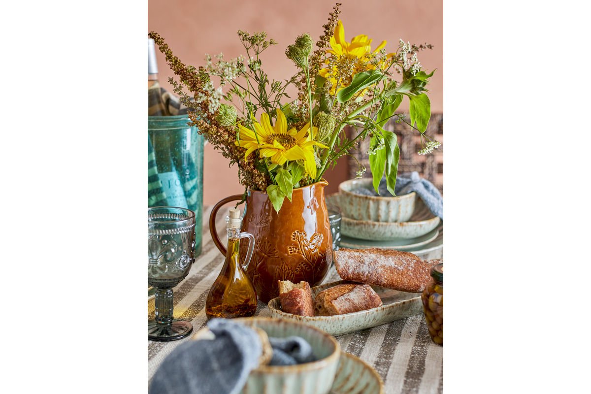 Cruche Fiora – grès avec motif floral en relief dans une teinte chaude