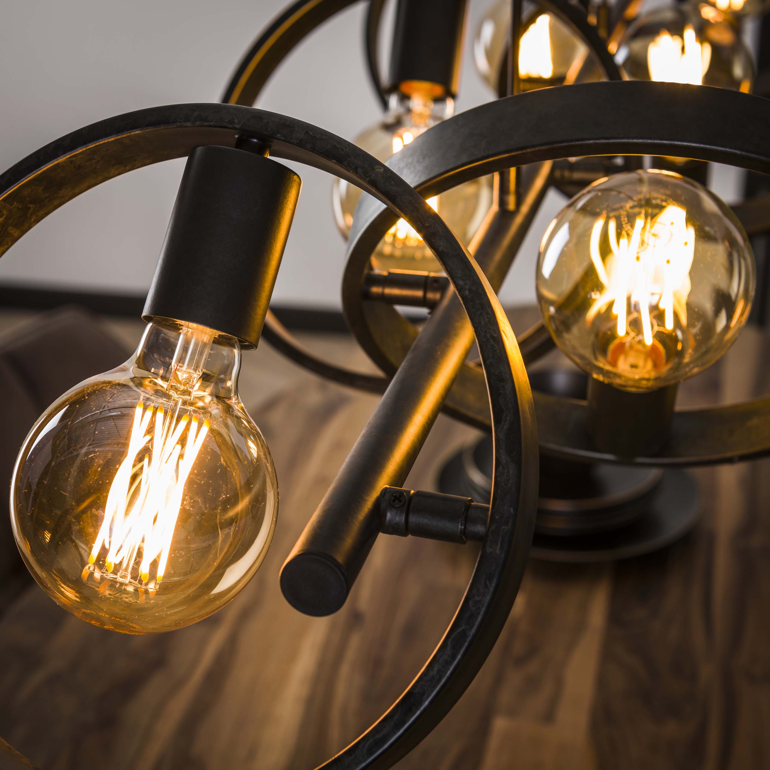 Suspension Arkon – Cadre en métal couleur charbon avec une allure industrielle (6 feux)