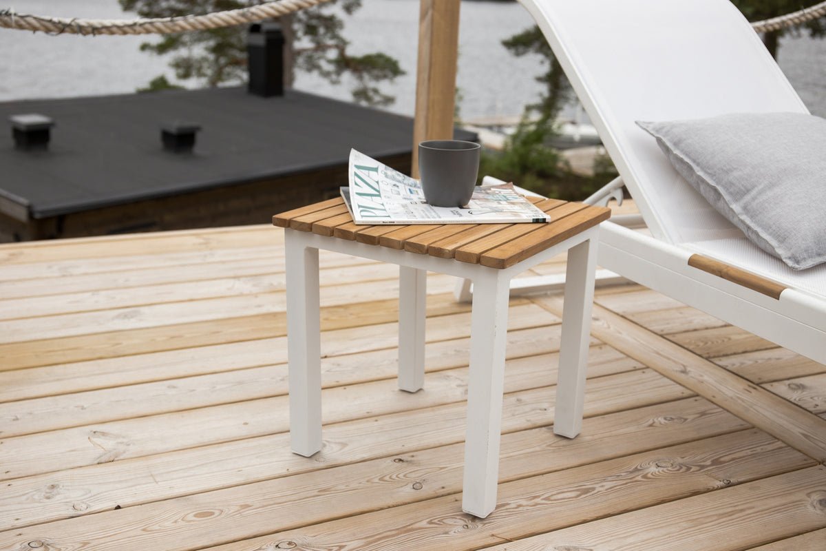Table de jardin Siku - une table d'appoint blanche en aluminium et teck