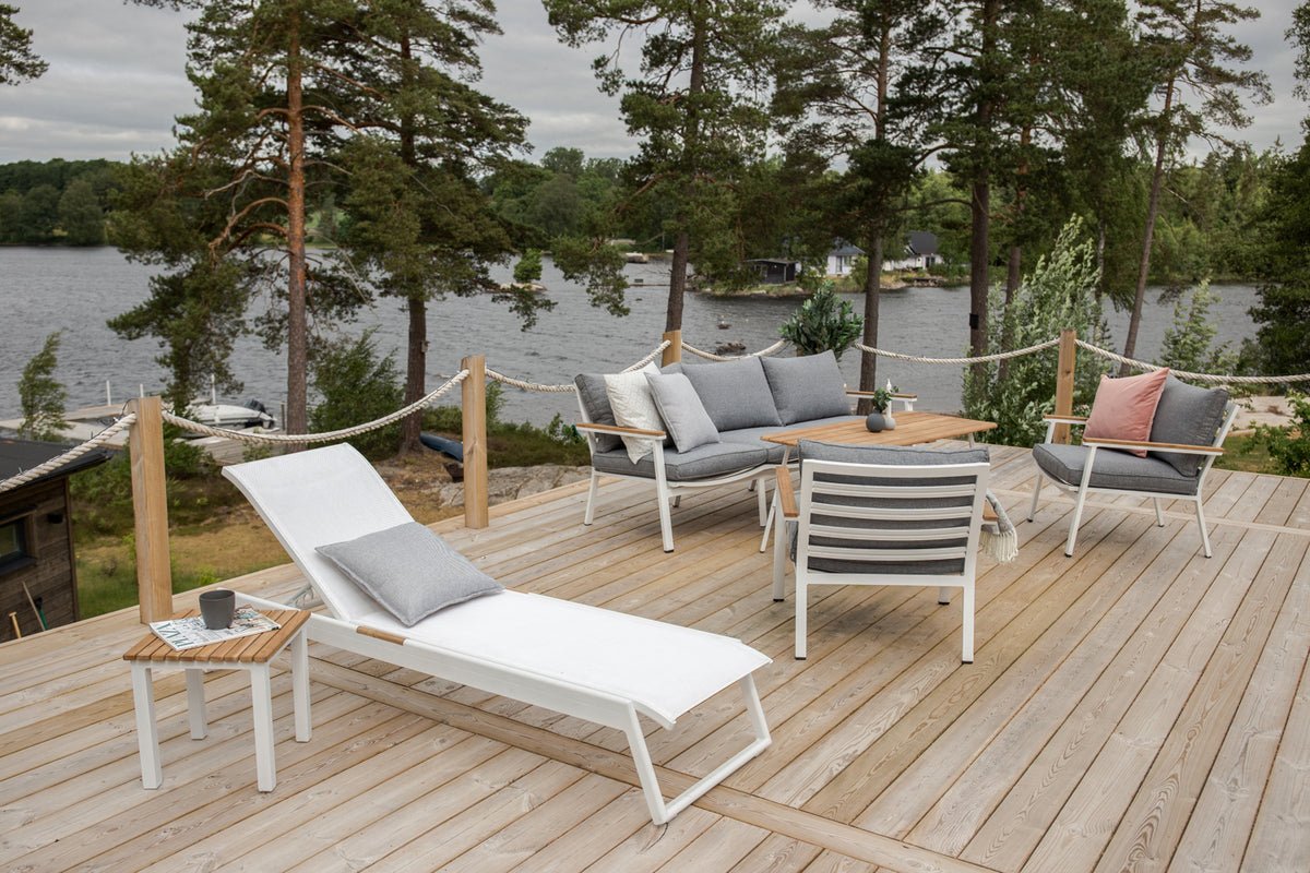 Table de jardin Siku - une table d'appoint blanche en aluminium et teck