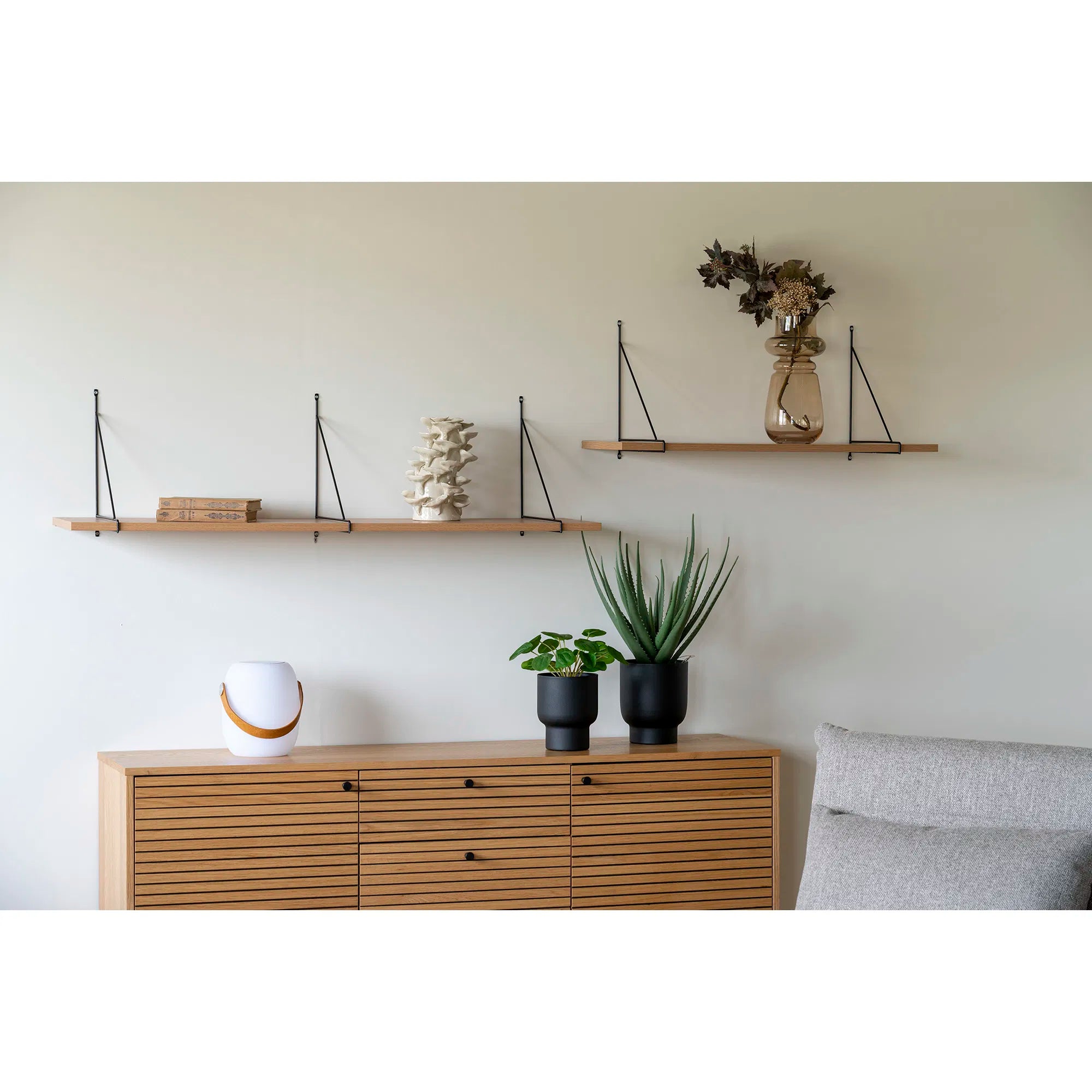 Kënschtlech Planz Pelia – 28 cm dekorativ Frëschheet am Mini-Format