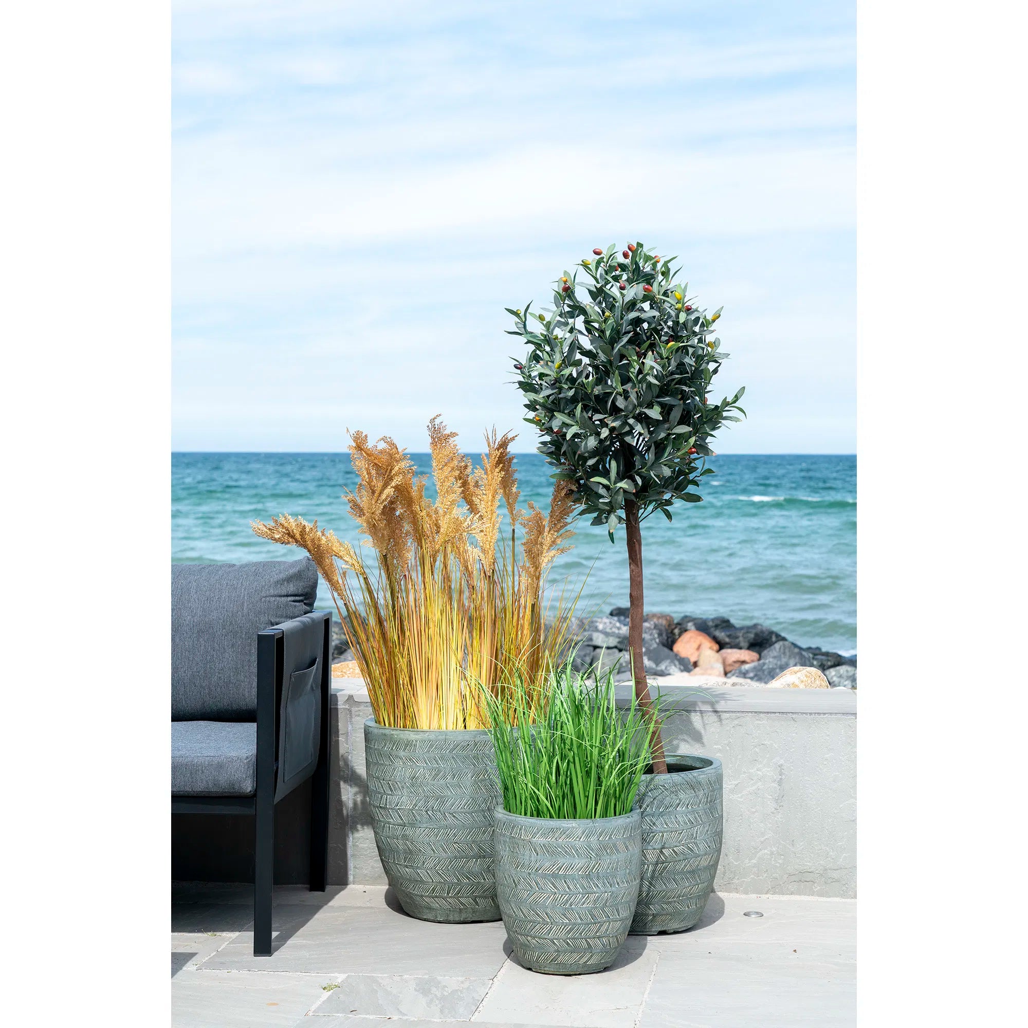 Kënschtlech Planz Poa Gras – 68 cm lëftege Look fir modern Raimlechkeeten
