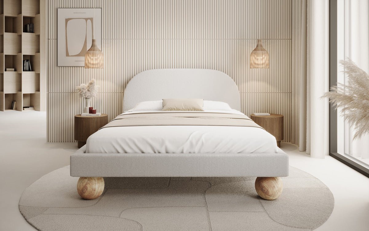 Lit design Milo en bouclé avec pieds en bois ronds