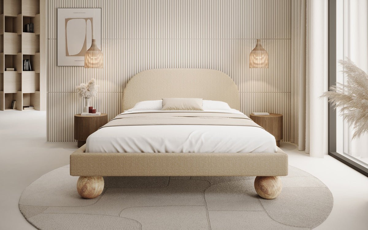 Lit design Milo en bouclé avec pieds en bois ronds