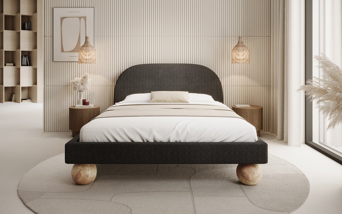 Lit design Milo en bouclé avec pieds en bois ronds