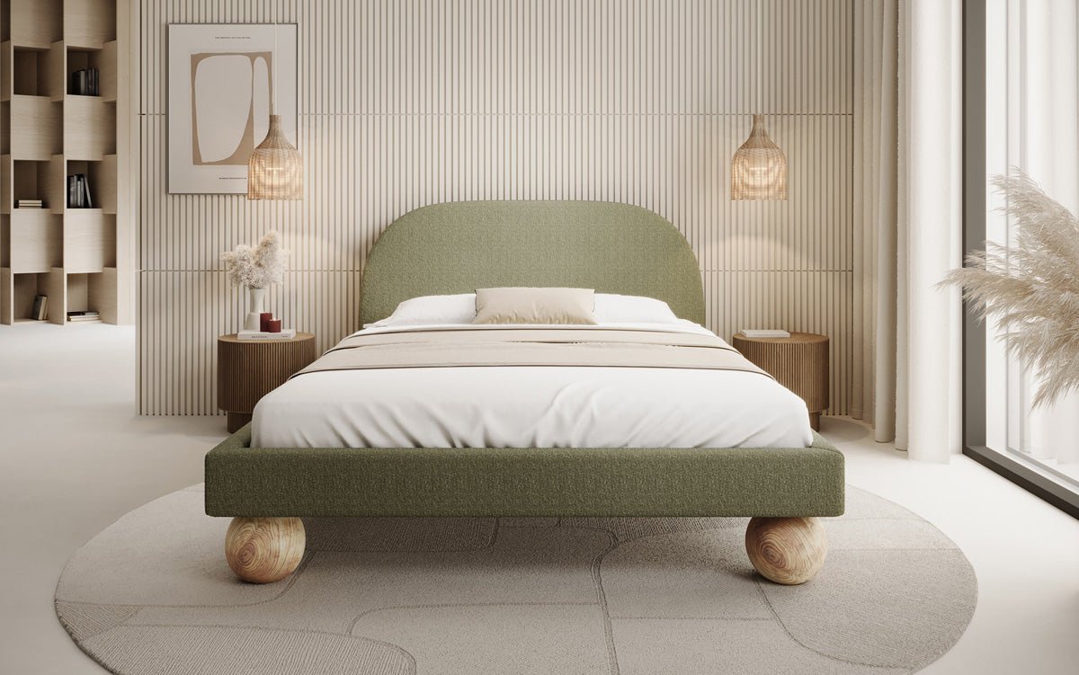 Lit design Milo en bouclé avec pieds en bois ronds
