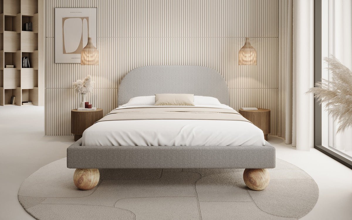 Lit design Milo en bouclé avec pieds en bois ronds
