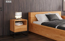 Designert Holzbett Calveno aus massiver Eechen mat Späicherraum an geradem Kappstéck