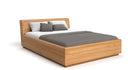 Designert Holzbett Calveno aus massiver Eechen mat Späicherraum an geneigtem Kappstéck